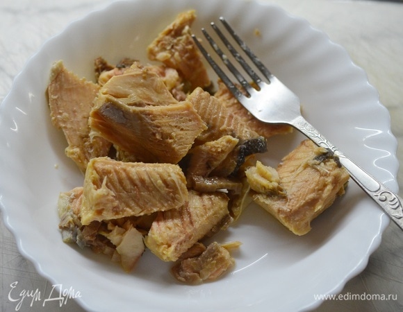 С горбуши слейте жидкость, удалите кости, разомните вилкой.