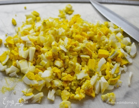 Яйца отварите вкрутую, почистите, мелко нарежьте.