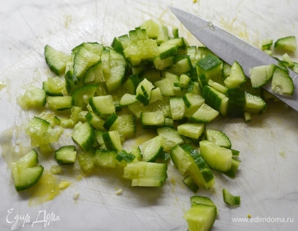 Огурец помойте, нарежьте мелким кубиком.