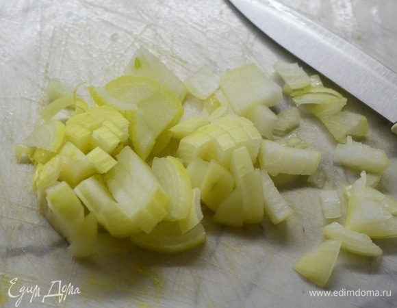 Лук почистите, нарежьте кубиком.