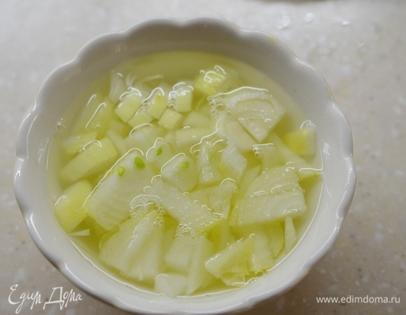 Залейте кипятком, добавьте уксус, оставьте на 10 минут. Это удалит лишнюю остроту лука и сделает его немного мягче.