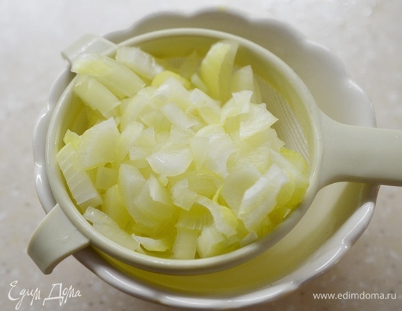 Откиньте лук на сито и слегка отожмите.