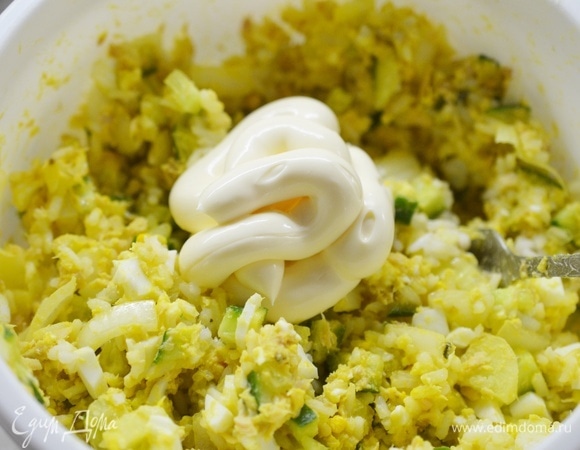 Добавьте майонез. Перемешайте.