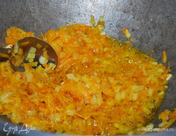 Морковь очистите и натрите на крупной терке. Лук очистите и мелко порубите. В кастрюлю c толстым дном, где будете варить суп, налейте растительное масло и нагрейте на среднем огне. Обжаривайте лук и морковь, помешивая, в течение 4–5 мин.