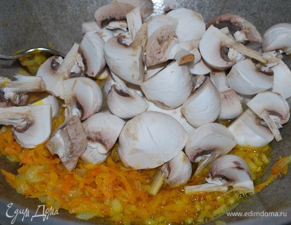 Шампиньоны очистите, разрежьте на 4 части. Добавьте их к моркови с луком, жарьте все вместе в 5–6 минут.