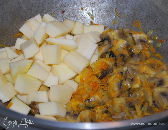 Кабачок очистите и нарежьте на кубики, добавьте в сковороду.