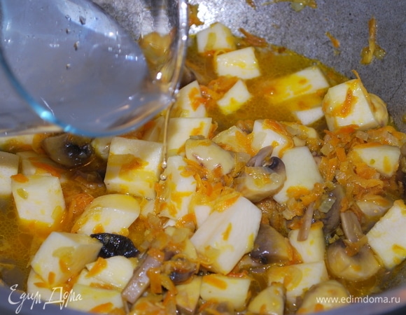 Налейте воду, варите на умеренном огне примерно 20 минут, за это время кабачок станет мягким. Посолите по вкусу.