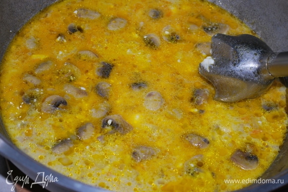 Прогрейте суп с сыром в течение 2–3 минут, посолите и поперчите по вкусу. Снимите с огня и тщательно пробейте блендером.