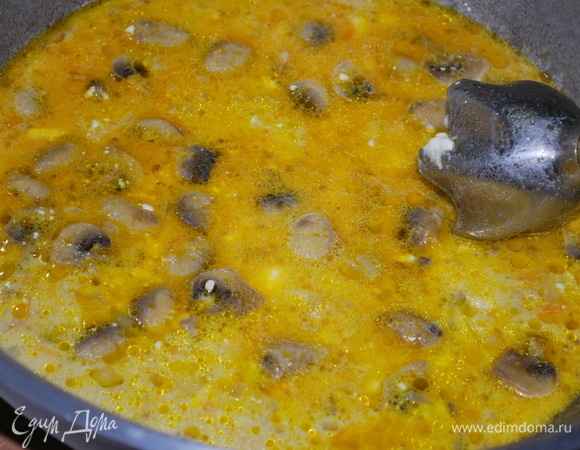 Прогрейте суп с сыром в течение 2–3 минут, посолите и поперчите по вкусу. Снимите с огня и тщательно пробейте блендером.