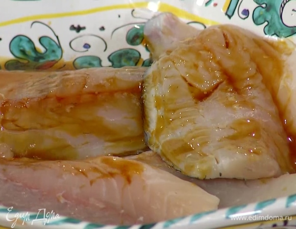 Филе дорады выложить в глубокую посуду, залить соевым соусом и оставить мариноваться.