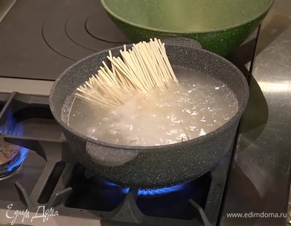 Лапшу отварить согласно инструкции на упаковке, затем откинуть на дуршлаг и промыть холодной водой.