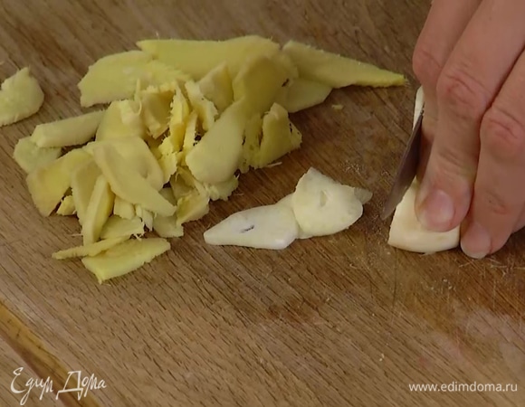 Имбирь и чеснок почистить и нарезать тонкими пластинками.