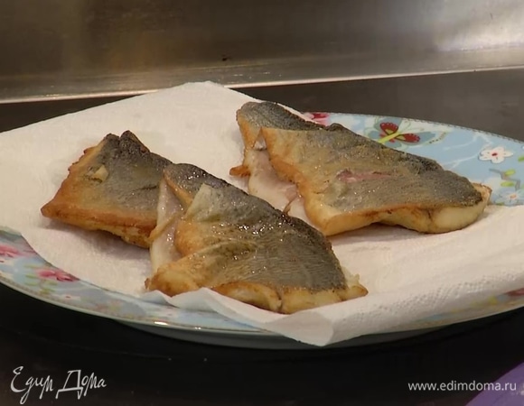 Каждый кусок рыбы промокнуть бумажным полотенцем, обвалять со всех сторон в рисовой муке и обжарить в воке с двух сторон до готовности, затем выложить на бумажное полотенце, чтобы удалить излишки масла.