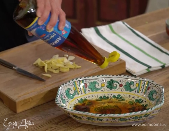 К соевому соусу, в котором мариновалась рыба, добавить рыбный соус, рисовый уксус и сливовое вино, все перемешать.