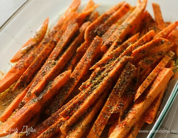 Замариновать картофель в смеси специй и оливкового масла.