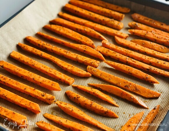 Выложить на противень, застеленный пергаментом, на расстоянии друг от друга. Отправить на 25 мин в духовку, разогретую до 200°C. Подавать незамедлительно и предпочтительно с сырным соусом.