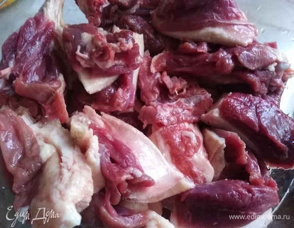 Мясо утки нарезать на куски.