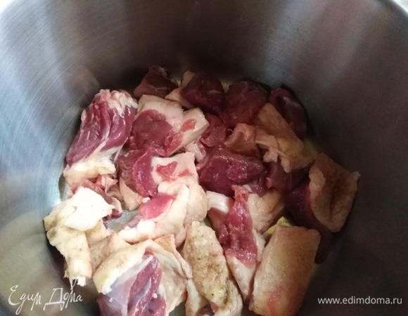 Выложить слоем в кастрюлю.