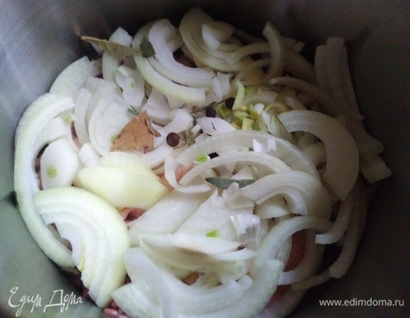 Затем — слой лука, лавровый лист и душистый перец.