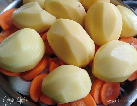 Повторяем процедуру с оставшимися продуктами. Верхний слой — картофель. Вливаем воду. Накрываем крышкой. Ставим на огонь. После закипания солим. Убавляем огонь до минимума.