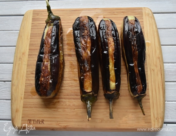 В сковороду вливаю большую часть масла, нагреваю и обжариваю на среднем огне баклажаны со всех сторон. Выкладываю на бумажное полотенце для удаления излишков масла.