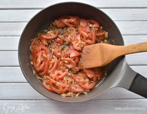 Добавляю томаты. Обжариваю до размягчения. Уменьшаю огонь.