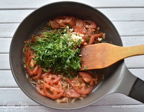 Добавляю соль, перец черный молотый, измельченный чеснок, рубленую зелень, мускатный орех, острый красный перец (по желанию). Перемешиваю и снимаю с огня.