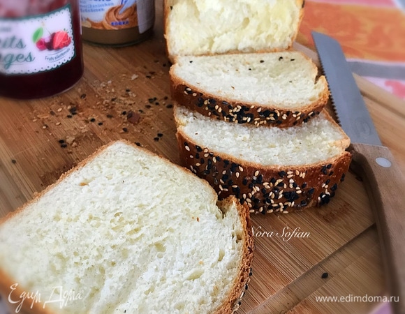 Духовку нагреть до 180°C. Желток смешать с молоком, смазать хлеб и посыпать семенами. Выпекать 50–60 минут. Я выпекала 55 минут — сначала на среднем уровне, а потом на нижнем, так как верхушка начала сильно зарумяниваться. Но вы ориентируйтесь по своей духовке.