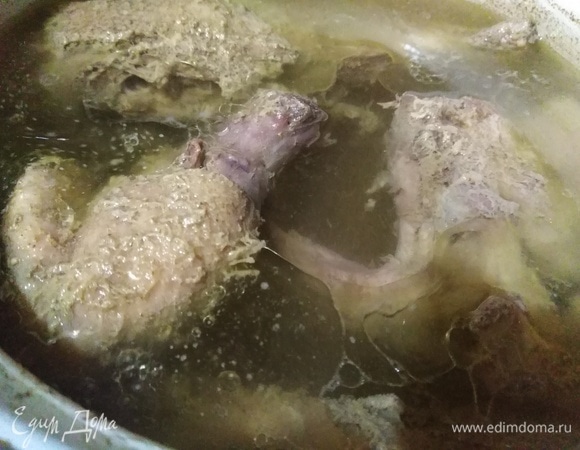 В трехлитровую кастрюлю поместить суповые части утки. Варить бульон не менее 2 часов.