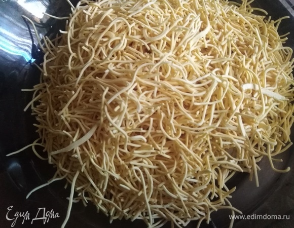 Довести до кипения, всыпать лапшу.