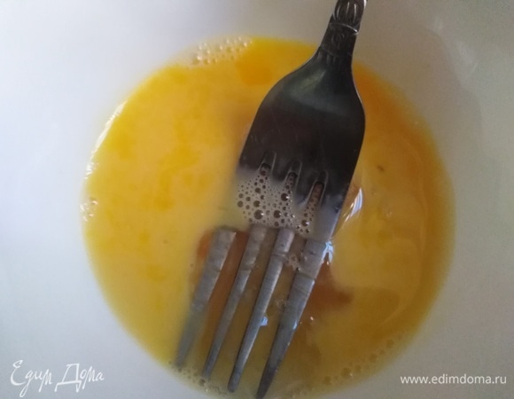 Яйца взболтать вилкой, добавить в суп. Варить 2 минуты.