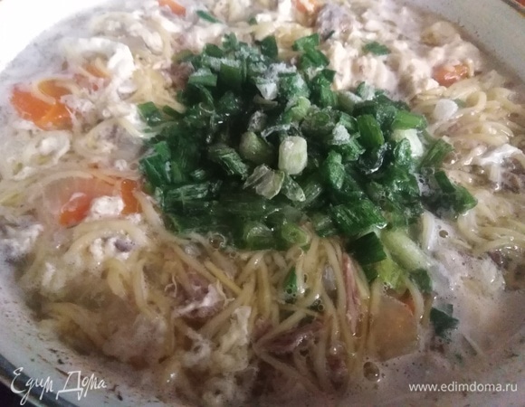 Зеленый лук нарезать и добавить в лапшу. У меня лук замороженный.