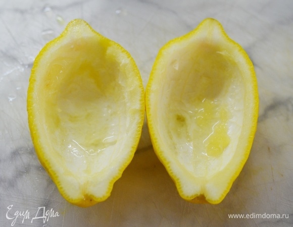 Лимон разрежьте вдоль напополам. Удалите мякоть. Ее можно использовать для приготовления лимонного пирога или для других блюд.