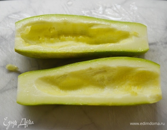 Немного выскребите мякоть, чтобы получились лодочки.