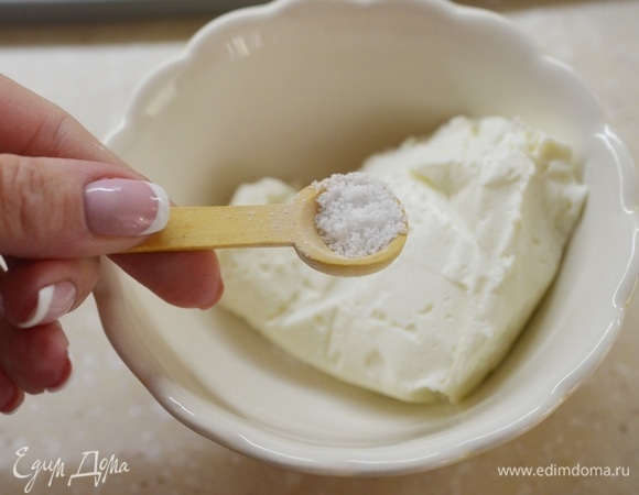 Для начинки творог разомните вилкой, добавьте соль.