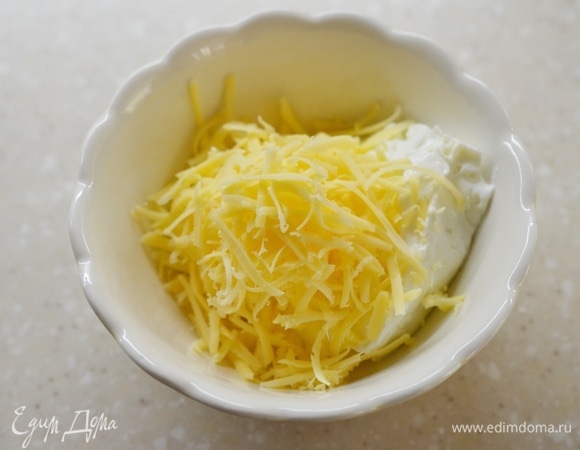 Добавьте натертый на мелкой терке сыр.