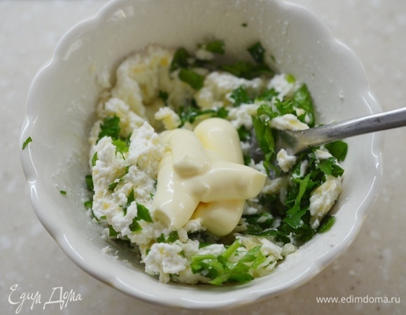 Майонез. Все перемешайте.