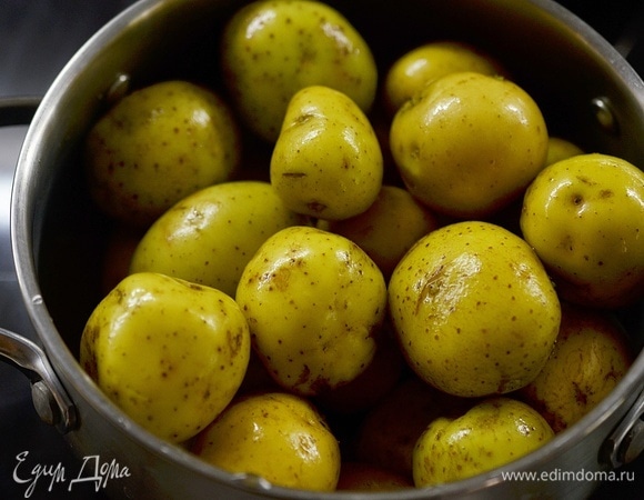 Выложите картофель в посуду с толстым дном.