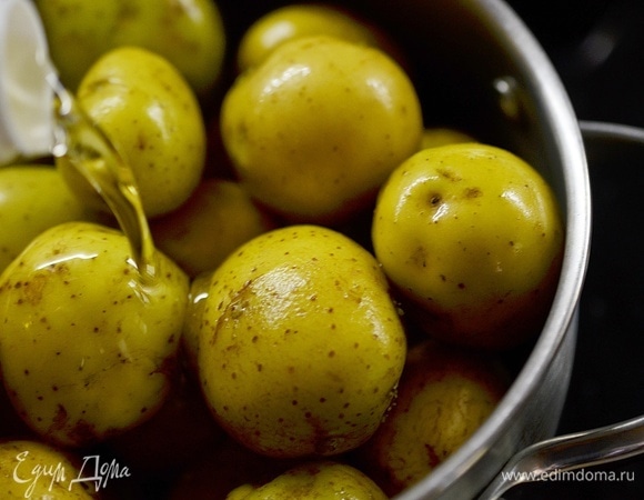 Влейте растительное масло.