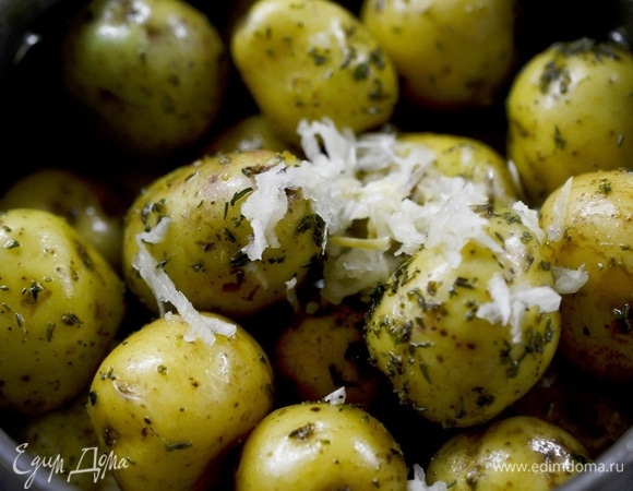 Добавьте измельченный чеснок.