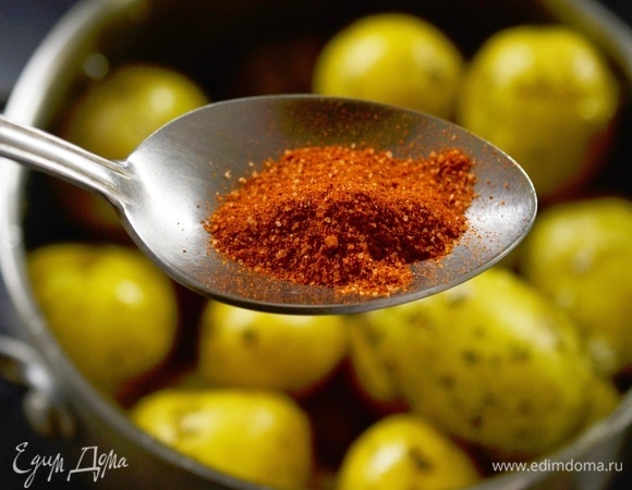 Добавьте паприку (лучше всего копченую). Еще раз хорошо встряхните. Увеличьте огонь и доведите картофель до золотистого цвета, немного обжарив.