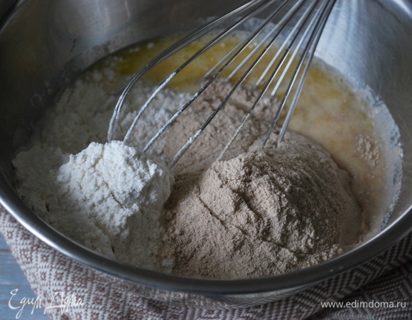 Приготовьте тесто для блинов. Венчиком взбейте яйцо, молоко, воду, сахар и соль. Добавьте два вида муки. Когда тесто станет однородным, добавьте растительное масло и все хорошо перемешайте. Регулируйте густоту теста (это может зависеть от вашей муки, если тесто густое — добавьте воды или молока).