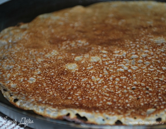 Выпекайте блины на хорошо разогретой сковороде с двух сторон, пока не подрумянятся.