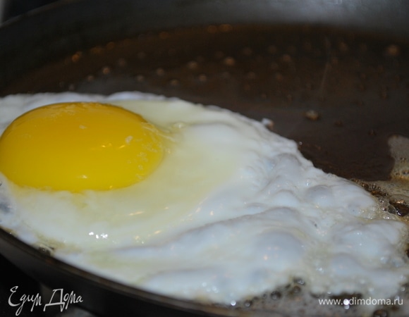 Поджарьте на сливочном масле 4 глазуньи. Посолите и поперчите по вкусу.