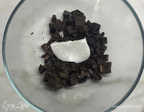 Шоколад нарезаем на мелкие кусочки, добавляем кокосовое масло.