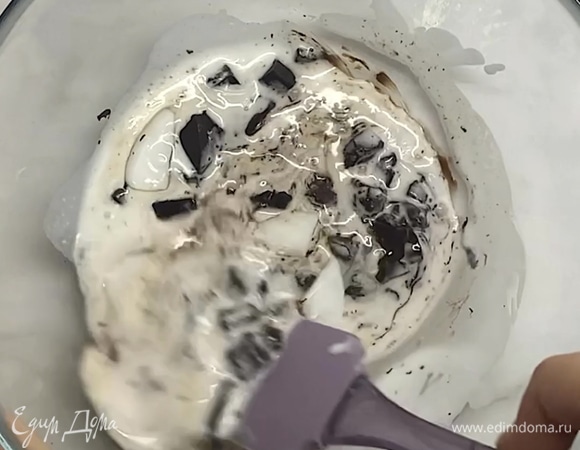 Кокосовое молоко подогреваем до 70–80°C, но не доводим до кипения. Заливаем горячим кокосовым молоком шоколад.