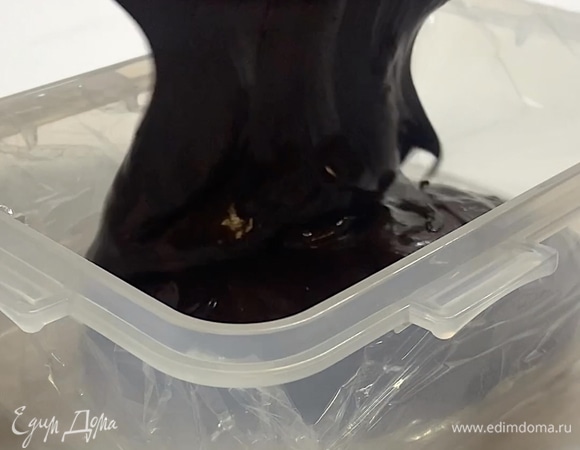 Переливаем в контейнер, закрываем крышкой и убираем в холодильник на 5–6 часов или на ночь.