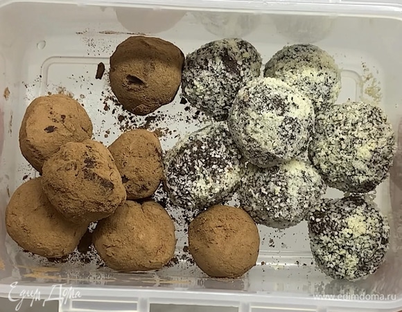 Убираем в холодильник на 1 час. Насыщенный шоколадный вкус. Нежные конфетки просто тают во рту! Приятного аппетита!