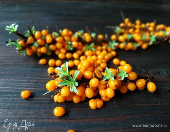 Для чая возьмите свежую облепиху. Ножницами аккуратно срежьте ягоды.