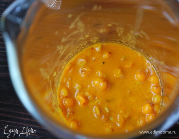 Облепиху положите в заварочный чайник. Разомните, чтобы ягоды дали сок.